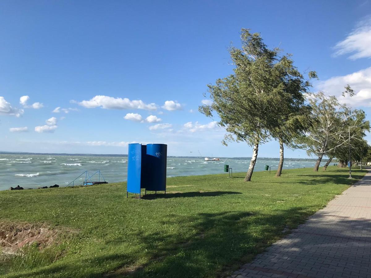 منزل الضيف Balatonszabadi Fürdőtelep  في Retro Haz المظهر الخارجي الصورة